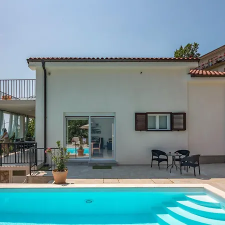 Hébergement de vacances Kvarner With Private Heated Pool *